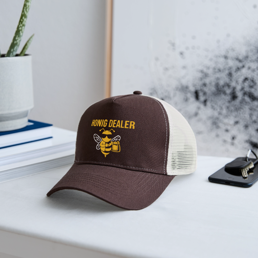 Honig Dealer Trucker-Cap in Braun/Beige – auf dem Schreibtisch