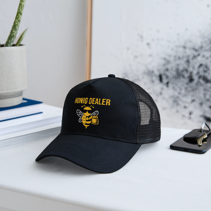 Honig Dealer Trucker-Cap in Schwarz/Schwarz – auf dem Schreibtisch