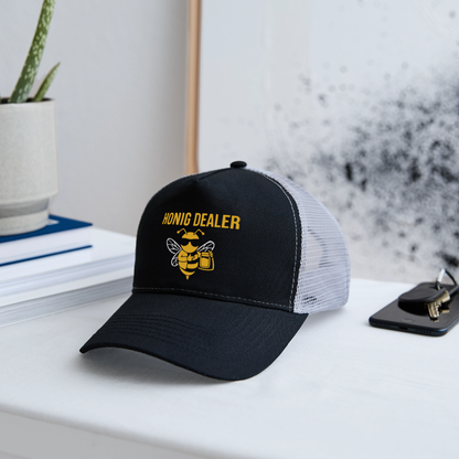 Honig Dealer Trucker-Cap in Schwarz/Steingrau – auf dem Schreibtisch