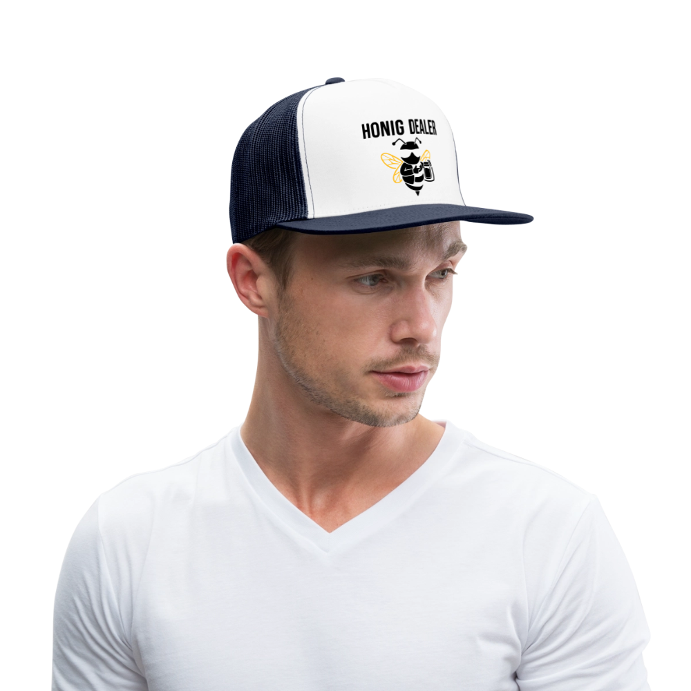 Honig Dealer Trucker-Cap in Weiß/Navy – getragen