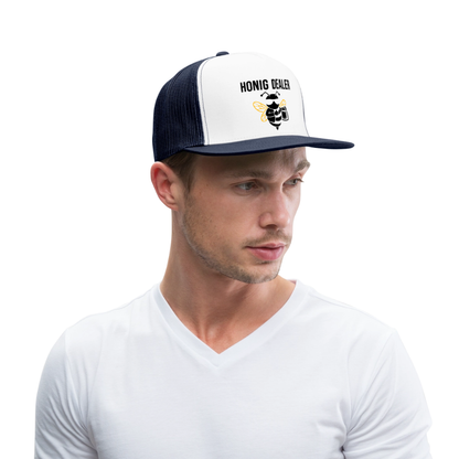 Honig Dealer Trucker-Cap in Weiß/Navy – getragen