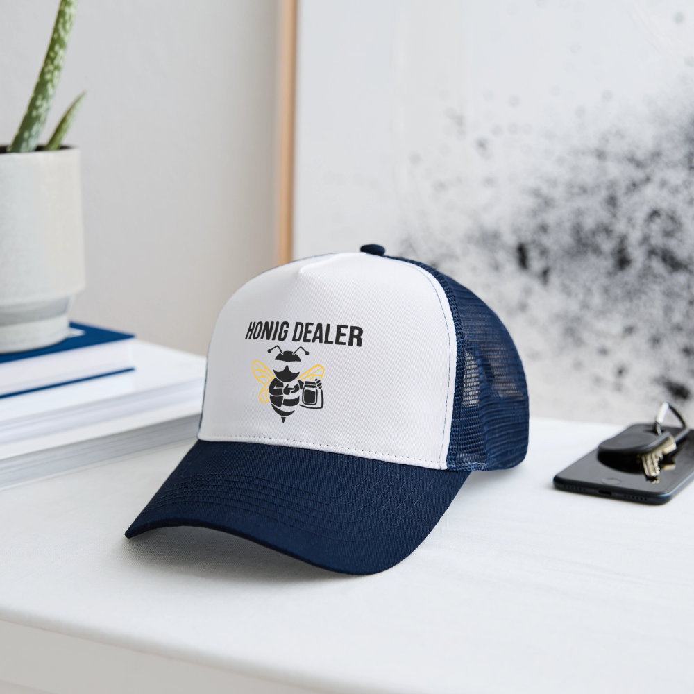 Honig Dealer Trucker-Cap in Weiß/Navy – auf dem Schreibtisch