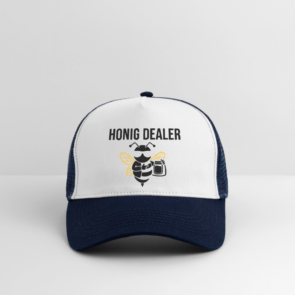 Honig Dealer Trucker-Cap in Weiß/Navy – Studioaufnahme
