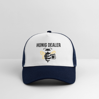 Honig Dealer Trucker-Cap in Weiß/Navy – Studioaufnahme