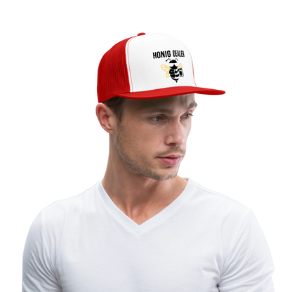 Honig Dealer Trucker-Cap in Weiß/Rot – getragen