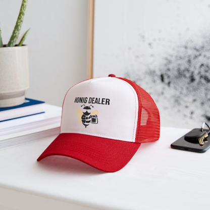 Honig Dealer Trucker-Cap in Weiß/Rot – auf dem Schreibtisch