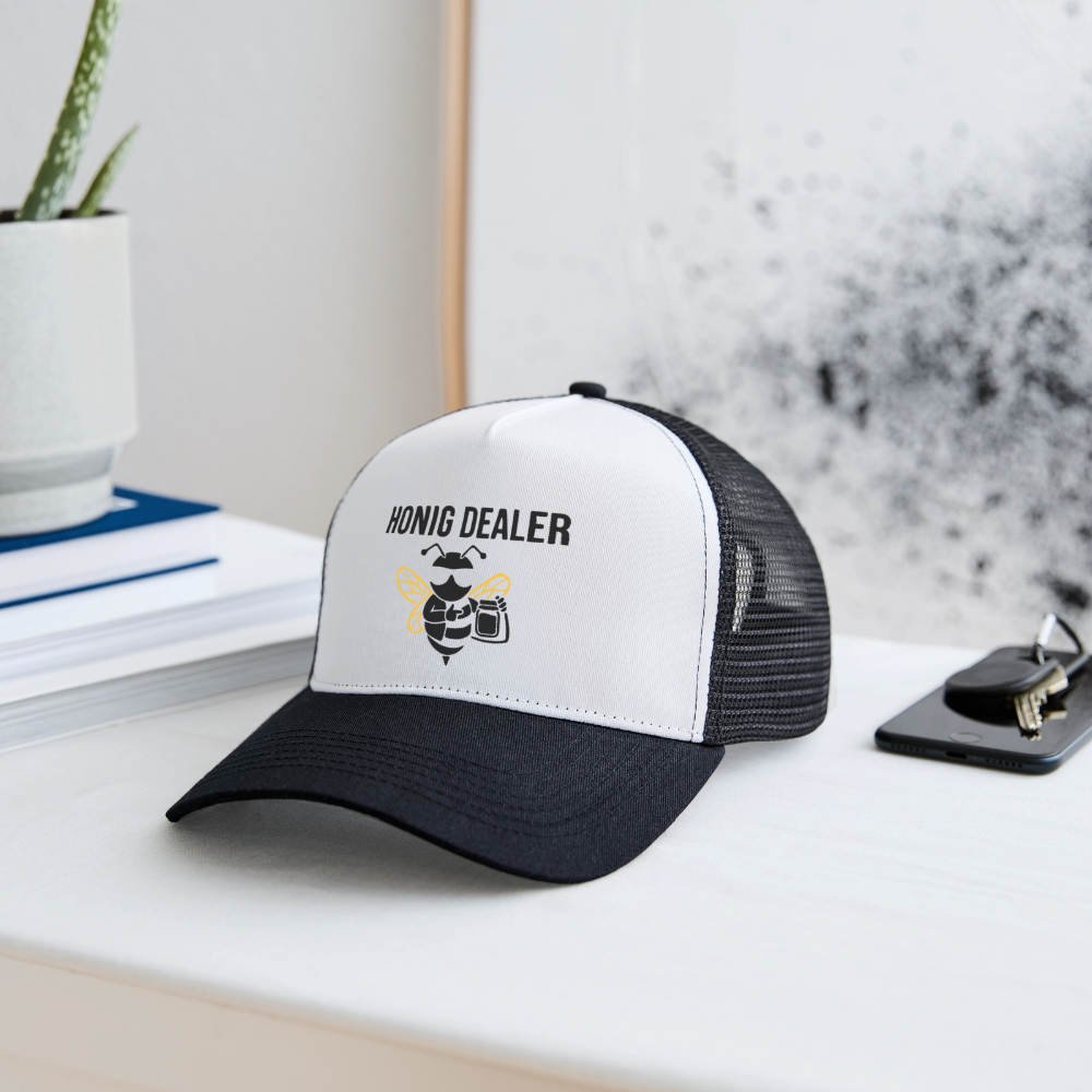 Honig Dealer Trucker-Cap in Weiß/Schwarz – auf dem Schreibtisch