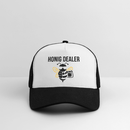Honig Dealer Trucker-Cap in Weiß/Schwarz – Studioaufnahme
