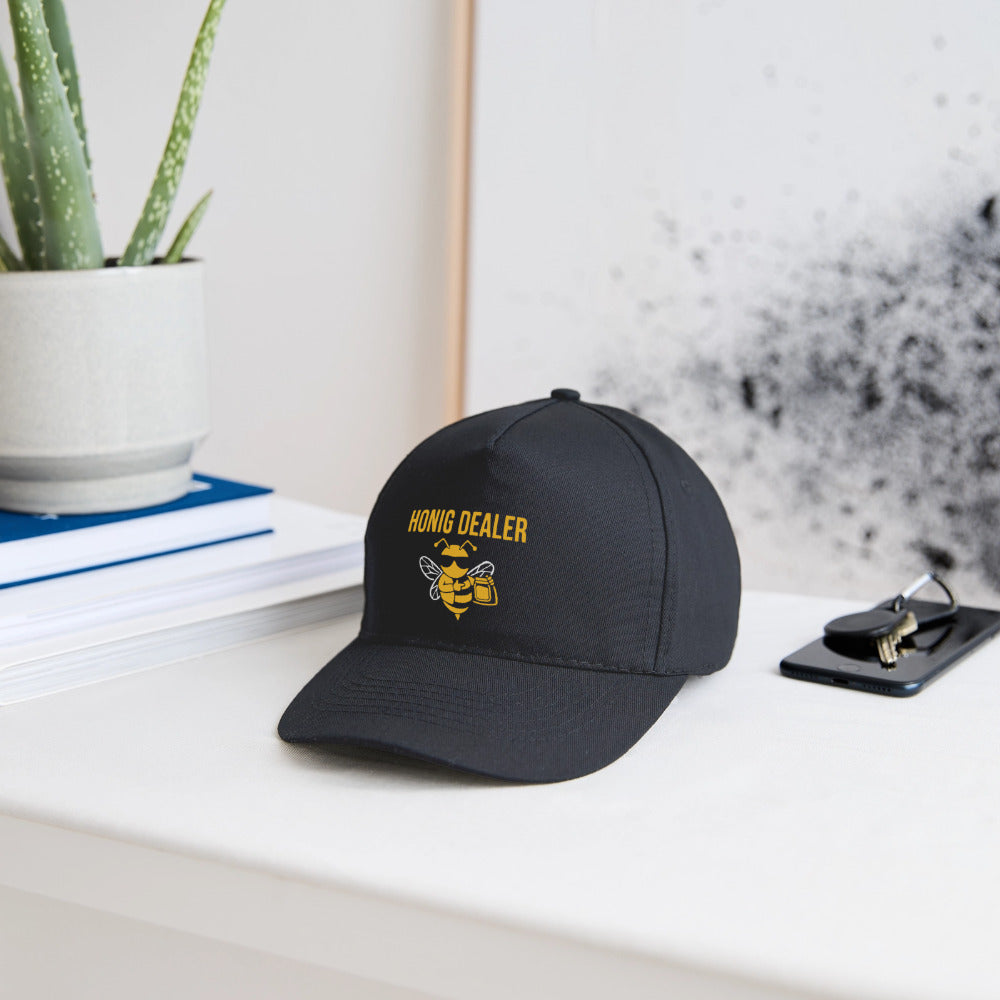 Honig Dealer Baseballcap in Graphitgrau – auf dem Schreibtisch