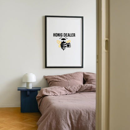 Honig Dealer Gerahmtes Poster (49 × 69 cm) mit Rahmen in Schwarz – im Schlafzimmer
