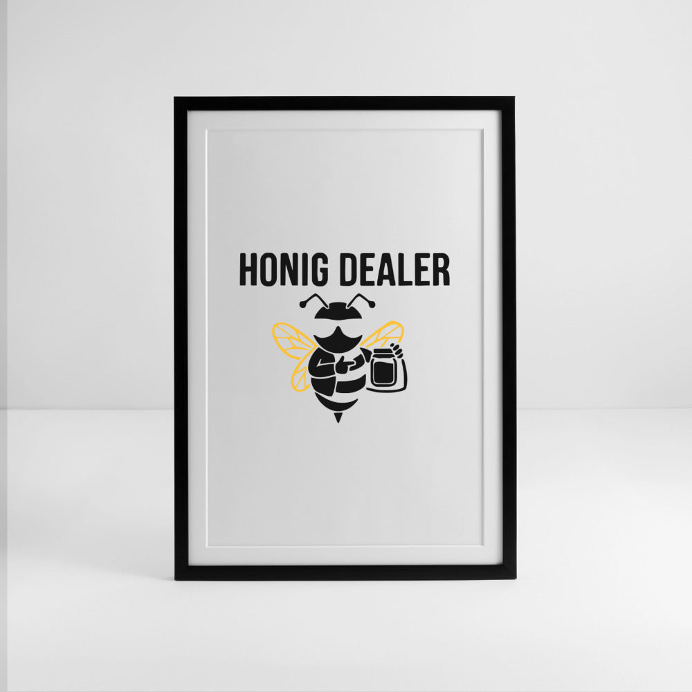 Honig Dealer Gerahmtes Poster (49 × 69 cm) mit Rahmen in Schwarz – Studioaufnahme