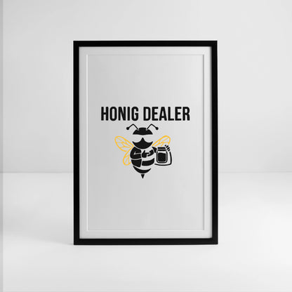 Honig Dealer Gerahmtes Poster (49 × 69 cm) mit Rahmen in Schwarz – Studioaufnahme