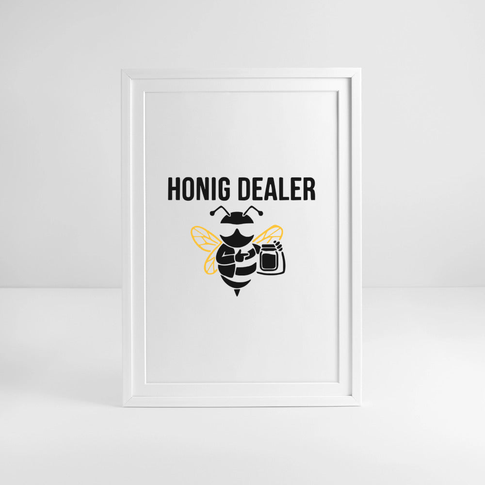 Honig Dealer Gerahmtes Poster (49 × 69 cm) mit Rahmen in Weiß – Studioaufnahme