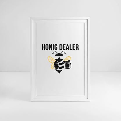 Honig Dealer Gerahmtes Poster (49 × 69 cm) mit Rahmen in Weiß – Studioaufnahme