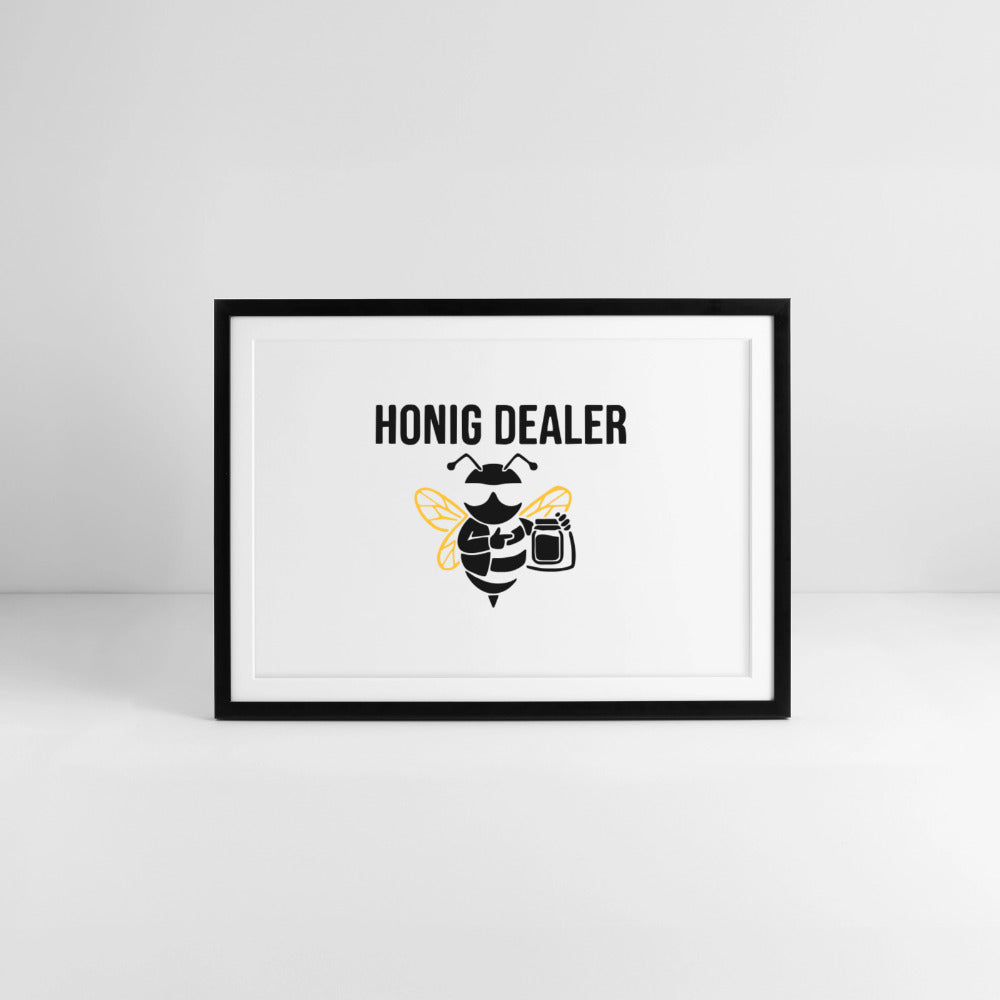Honig Dealer Gerahmtes Poster (69 × 49 cm) mit Rahmen in Schwarz – Studioaufnahme