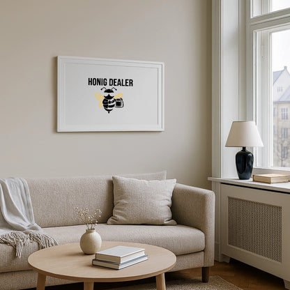 Honig Dealer Gerahmtes Poster (69 × 49 cm) mit Rahmen in Weiß – im Wohnzimmer