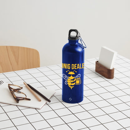 Honig Dealer Trinkflasche mit Karabiner in Royalblau – auf dem Schreibtisch