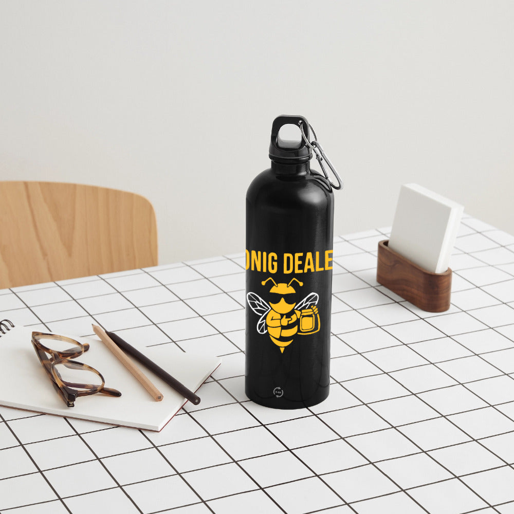 Honig Dealer Trinkflasche mit Karabiner in Schwarz – auf dem Schreibtisch