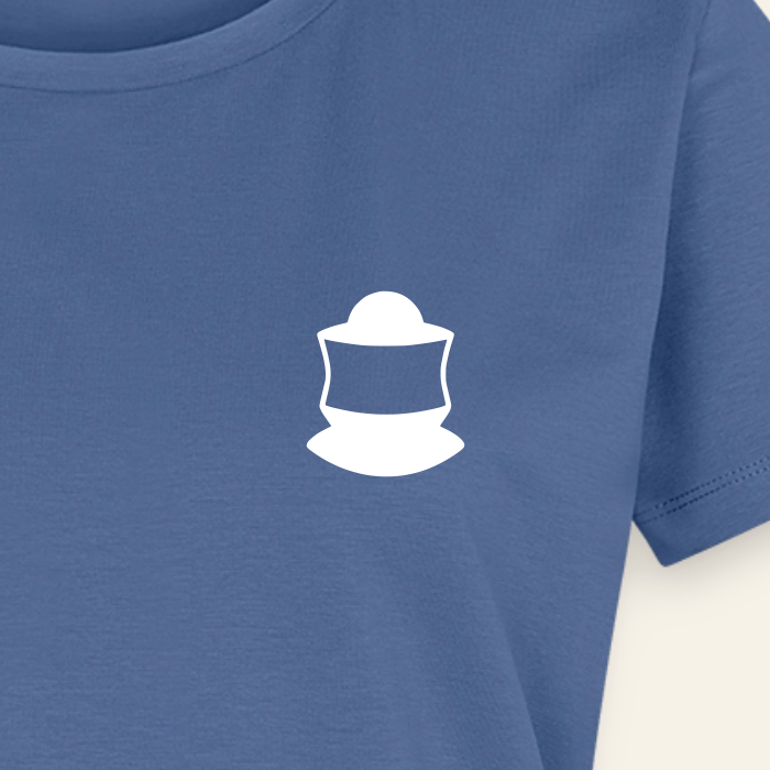 IMKERIN Code Bravo T-Shirt in Steinblau – Druck im Detail